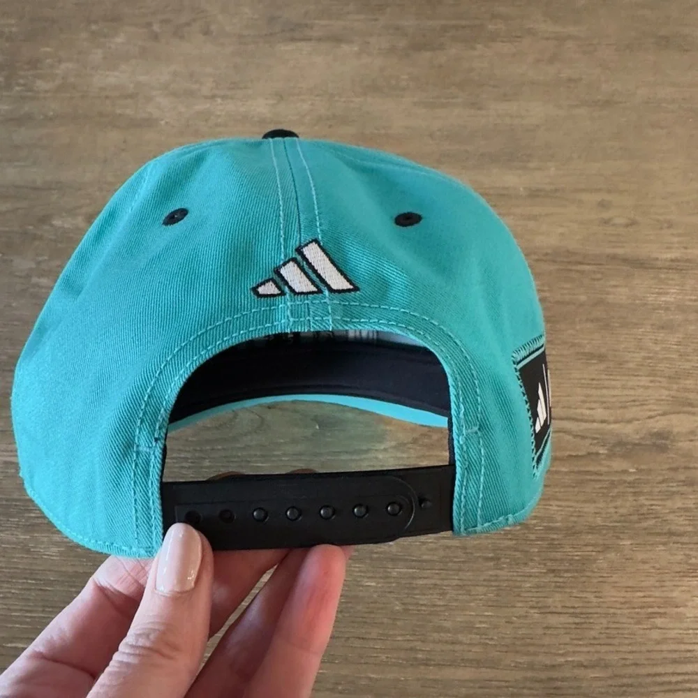 Adidas MERCEDES -‎ AMG PETRONAS FORMULA ONE TEAM LAS VEGAS SNAPBACK CAP-NWOT